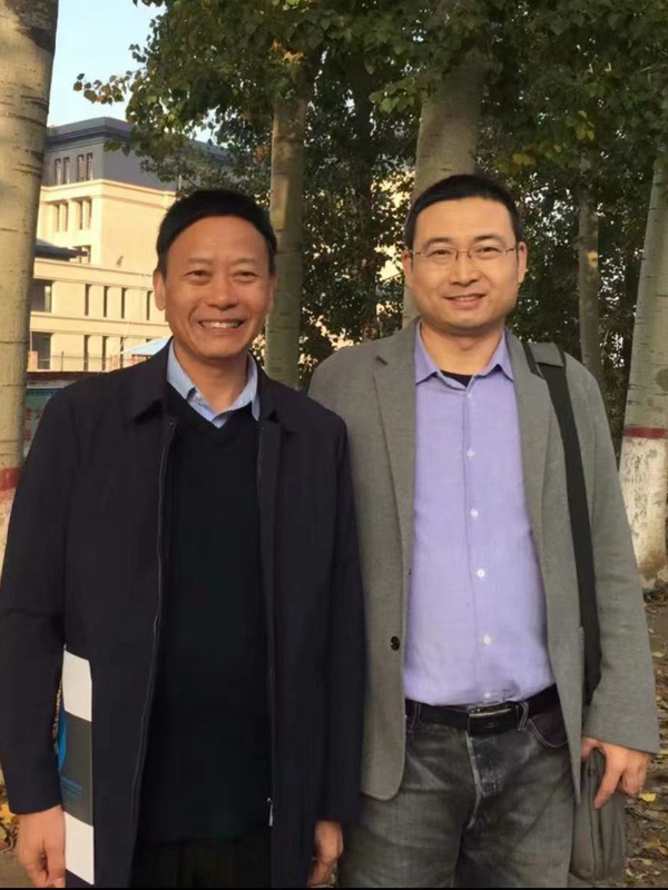 中國建筑材料工業(yè)聯(lián)合會石膏建材分會秘書長楊再銀（右一）與公司董事長陳長新合影。.jpg